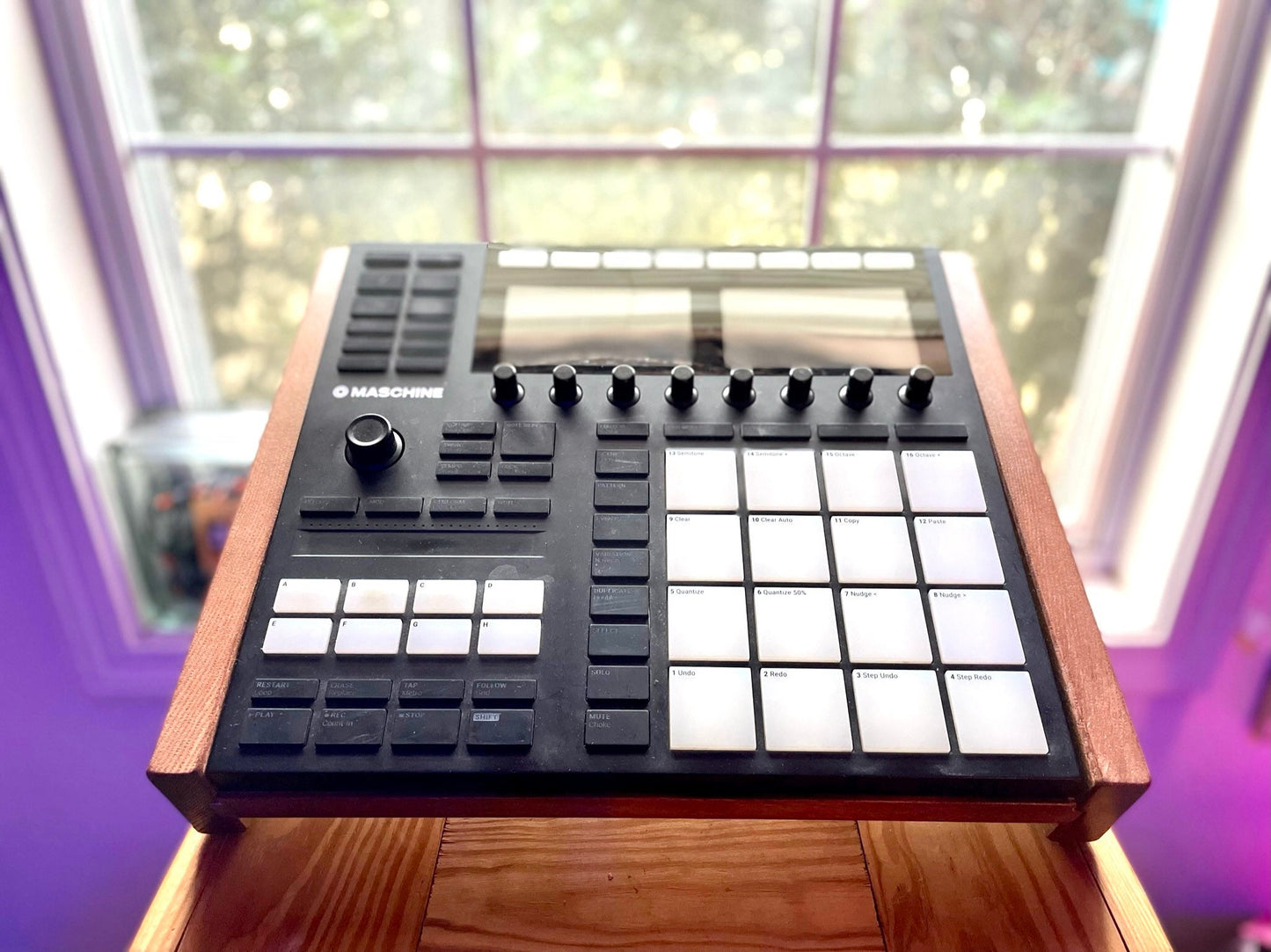 Native Instruments Maschine stand