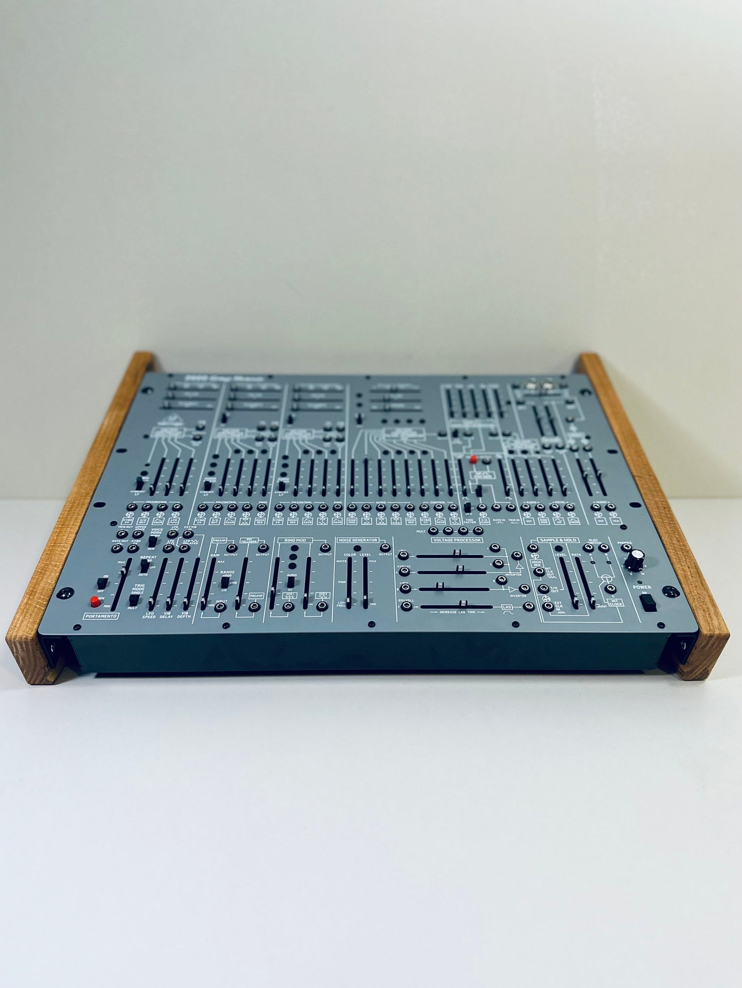 Behringer 2600 Stand / 8u Desktop Synth Rack